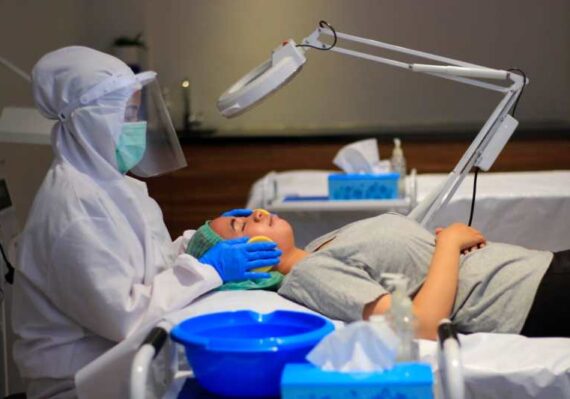 perawatan kecantikan di klinik the clinic_268864277.jpg