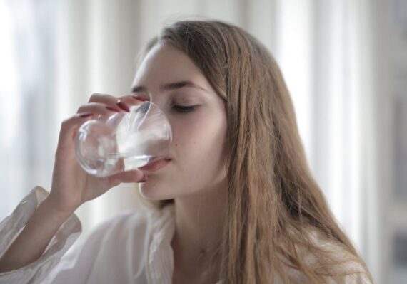 manfaat minum air hangat bangun tidur_e4ca0f875.jpg