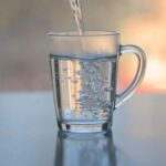 Manfaat Minum Air Putih Hangat Saat Bangun Tidur