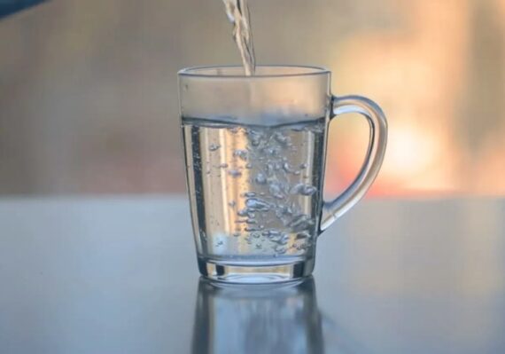 manfaat minum air putih hangat saat bangun tidur_08c654029.jpg