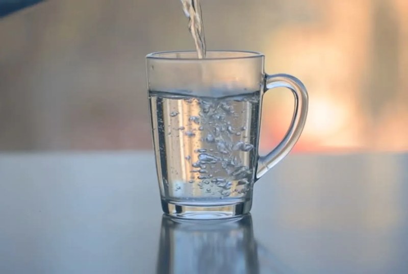 Manfaat Minum Air Putih Hangat Saat Bangun Tidur