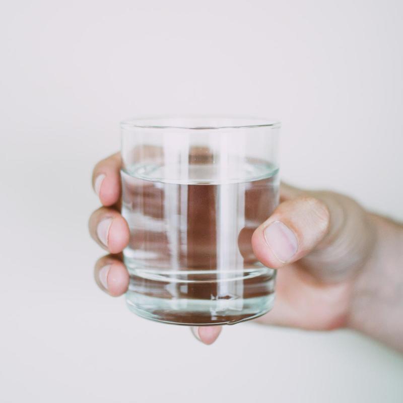 Manfaat Minum Air Putih Hangat Setelah Bangun Tidur