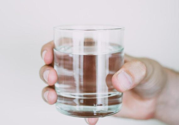 manfaat minum air putih sebelum tidur untuk kecantikan_665583996.jpg