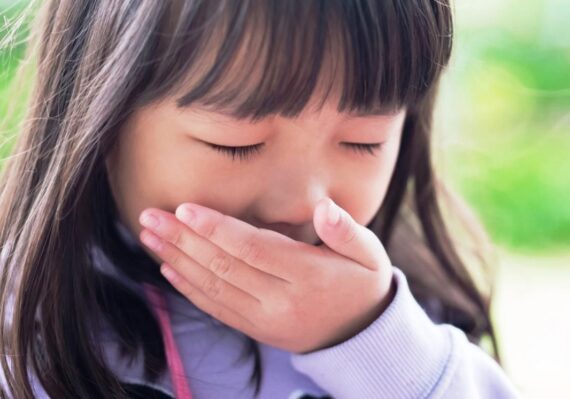 Penyebab Anak Muntah Setelah Makan, Gejala, dan Penanganannya