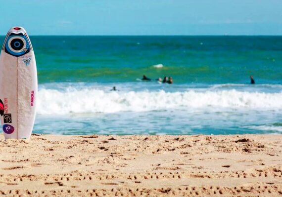 Tips Liburan ke Pantai yang Bikin Kamu Betah Seharian
